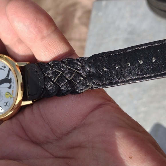 - Armitron Gold and Black Sylvester & Tweety Men's Watch NWOT - Picture 3 of 3